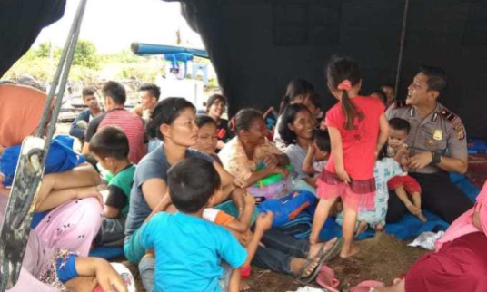 Kapolsek Darul Makmur Kunjungi Korban Kebakaran dan Salurkan Bantuan