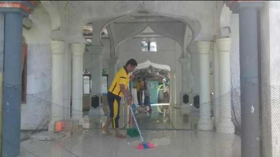 Polsek Sampoiniet Aceh Jaya Bersihkan Komplek Masjid Nurul Huda