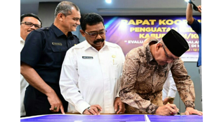 H. TR Johari, Tanda-Tangani Komitmen Keterbukaan Informasi Publik