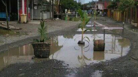 Protes Kerusakan Jalan Warga Blokir Akses Menuju Lokasi Galian C